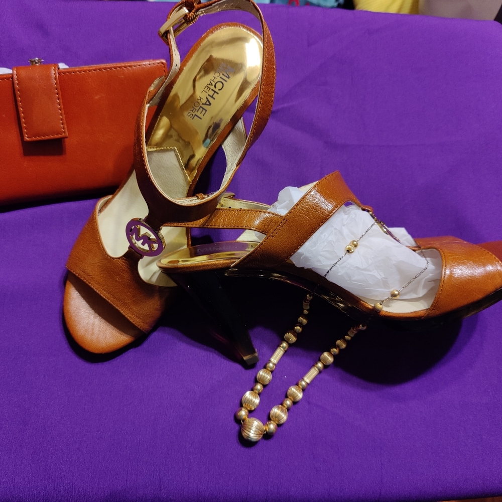 MICHAEL KORS Holly T Strap Sandals